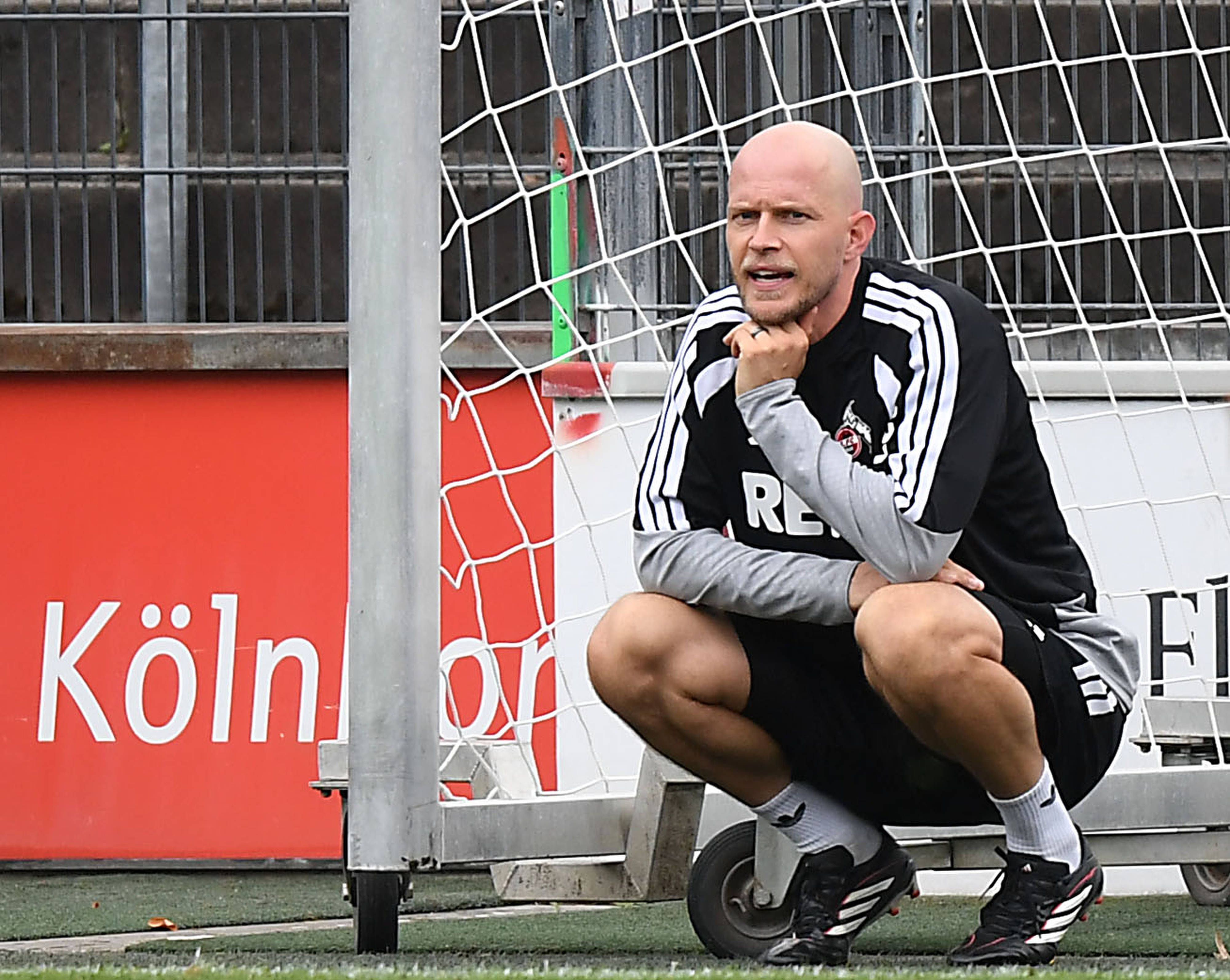 Rene Wagner beobachtet beim Training in Hocke das Geschehen.