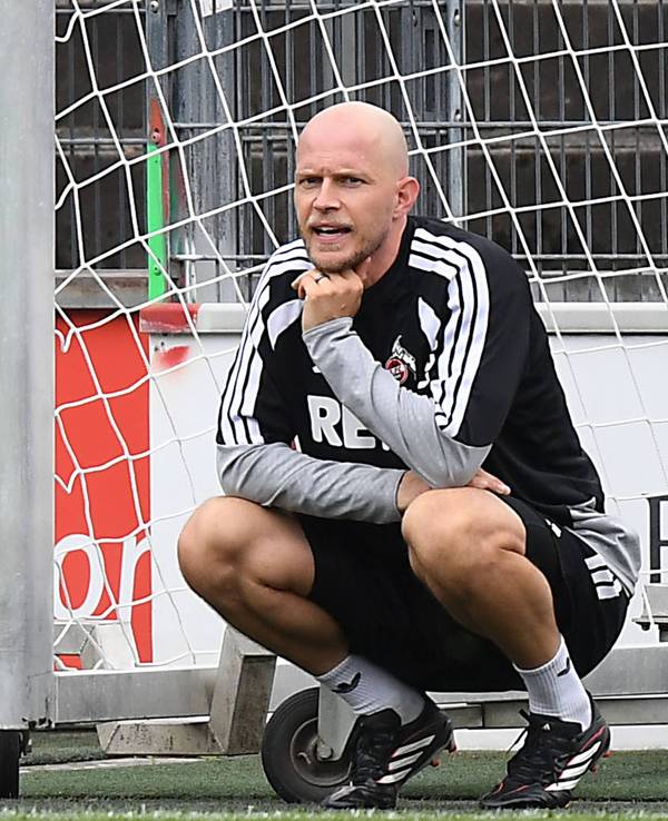 Rene Wagner beobachtet beim Training in Hocke das Geschehen.