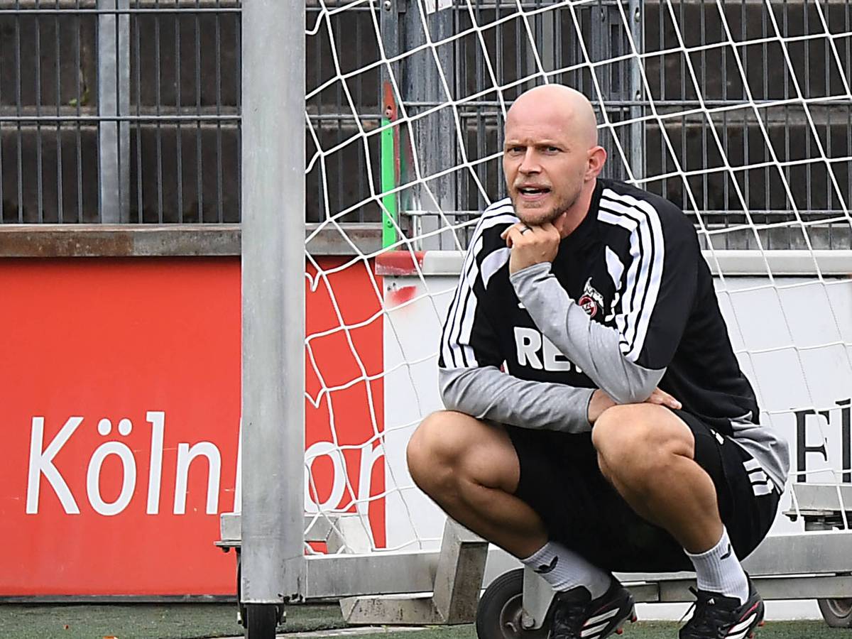 Rene Wagner beobachtet beim Training in Hocke das Geschehen.