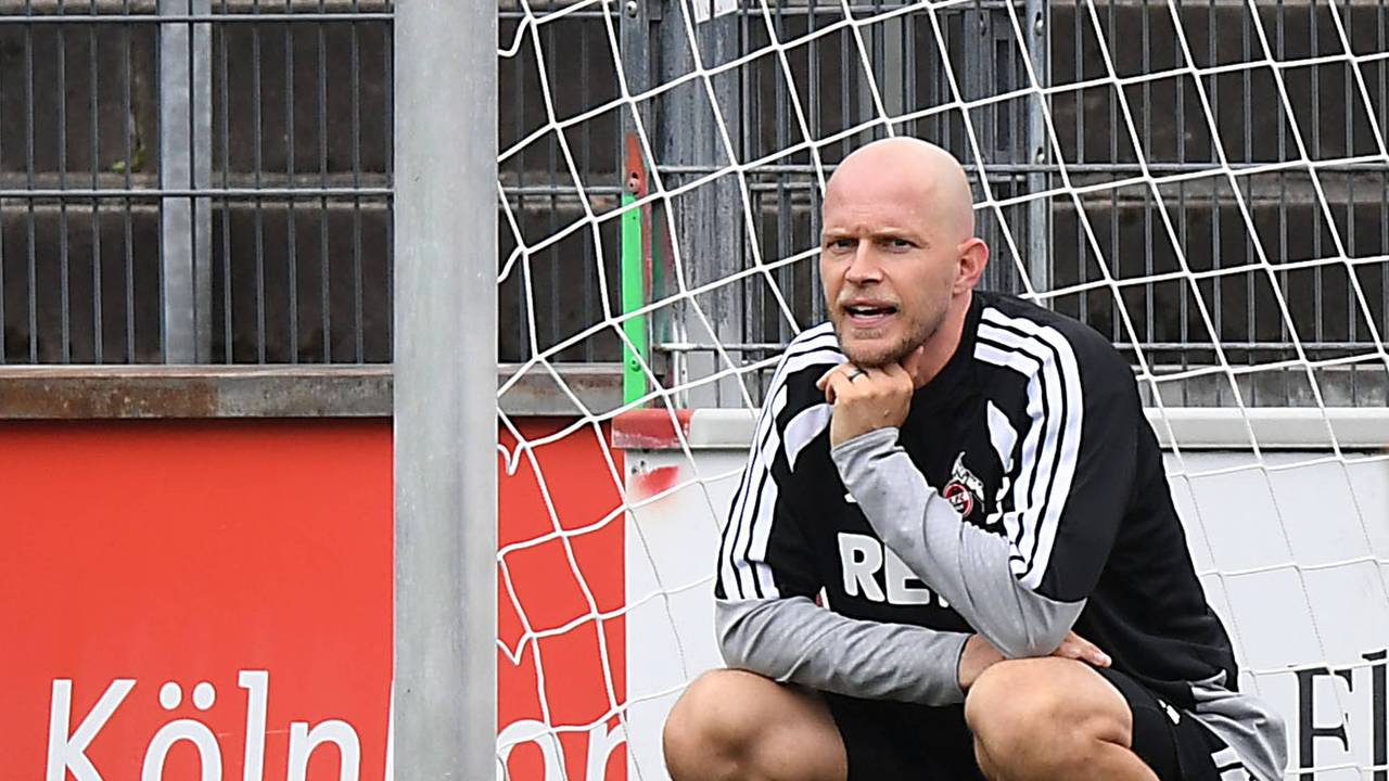 Rene Wagner beobachtet beim Training in Hocke das Geschehen.