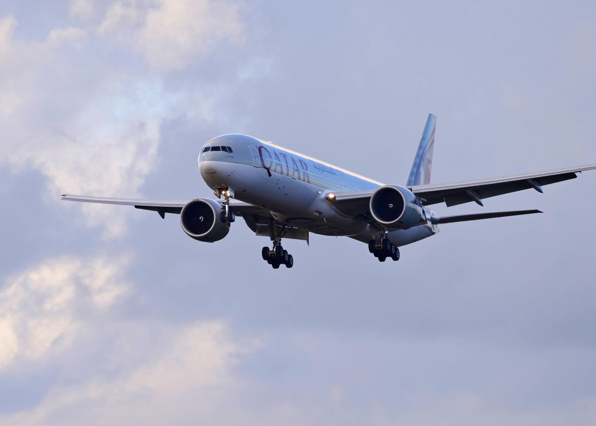Boeing von Qatar Airways im Flug.