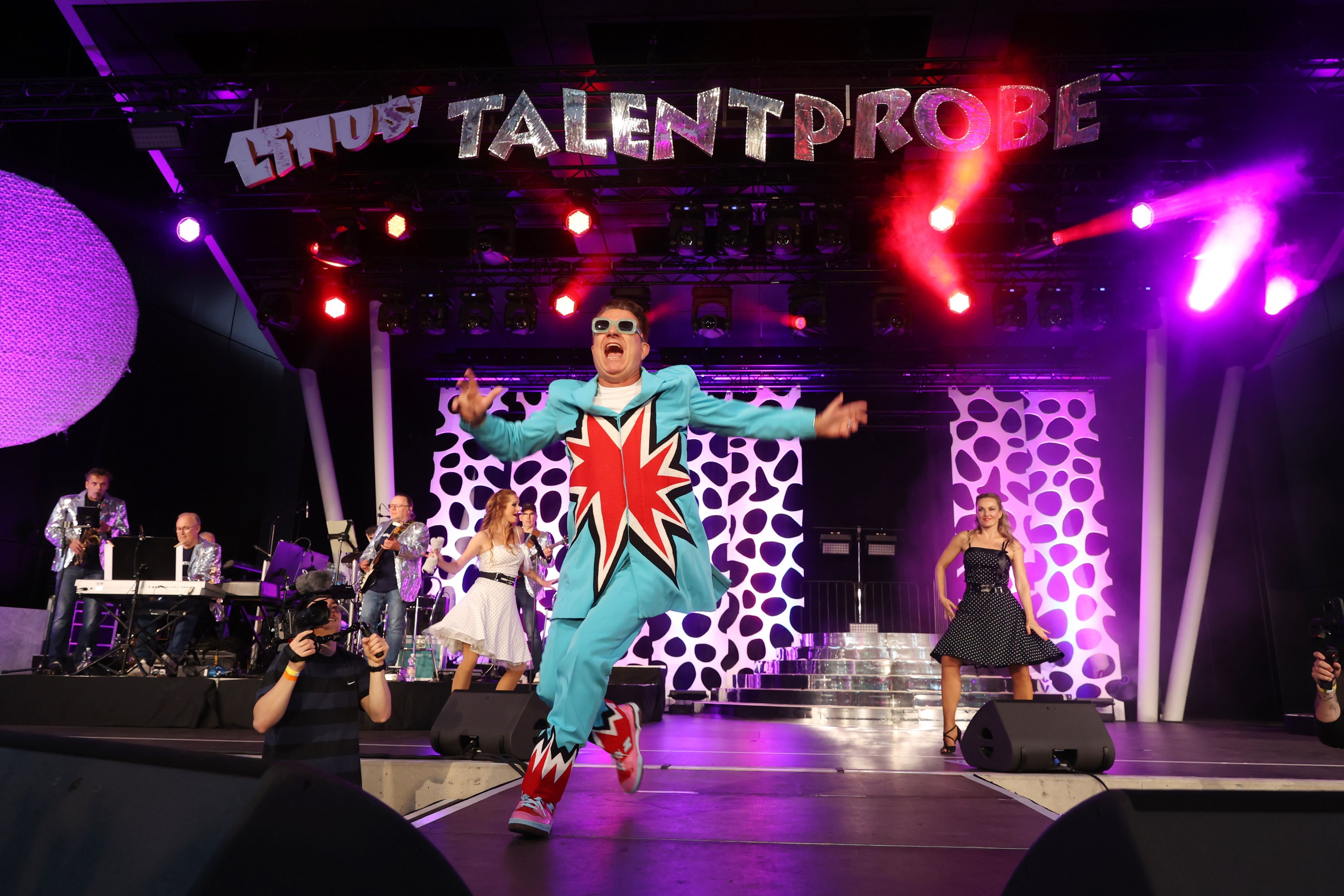 Entertainer Linus bei der Talentprobe im Tanzbrunnen.