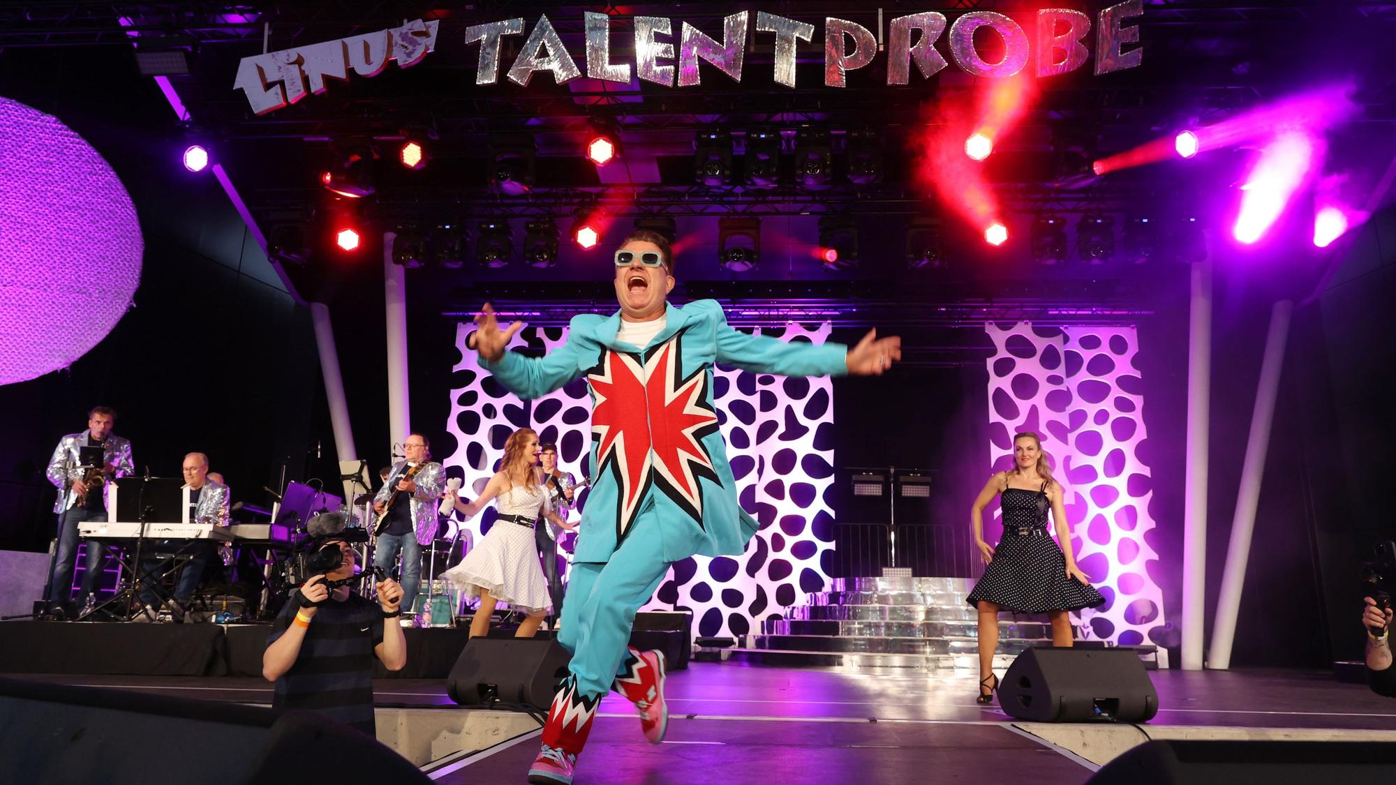 Entertainer Linus bei der Talentprobe im Tanzbrunnen.