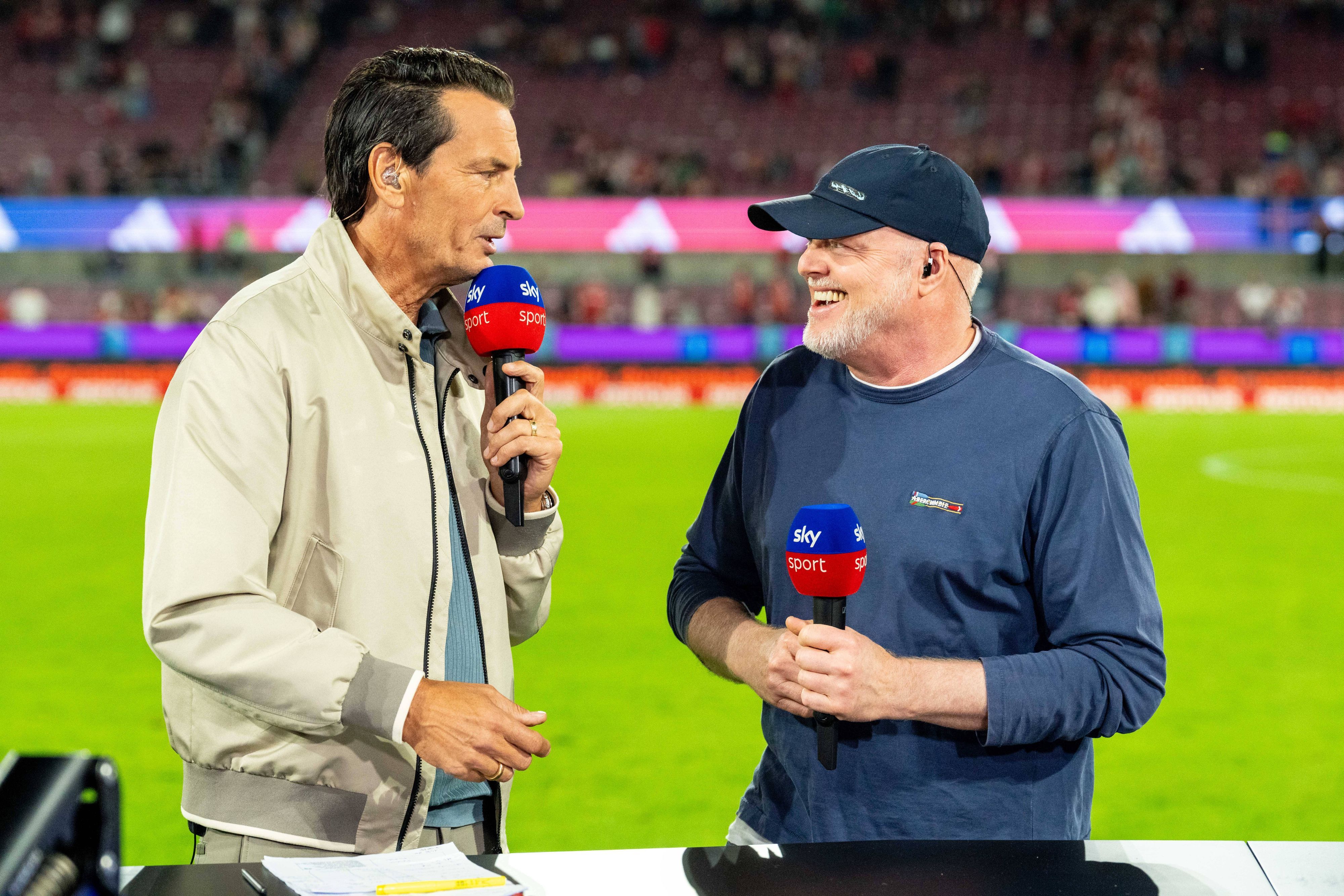 Stefan Raab steht bei Sebastian Hellmann am Sky-Pult.