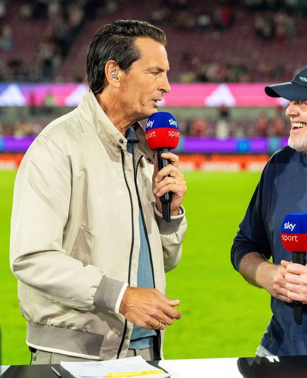 Stefan Raab steht bei Sebastian Hellmann am Sky-Pult.