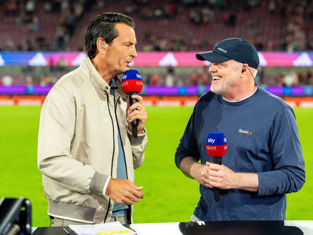 Stefan Raab steht bei Sebastian Hellmann am Sky-Pult.
