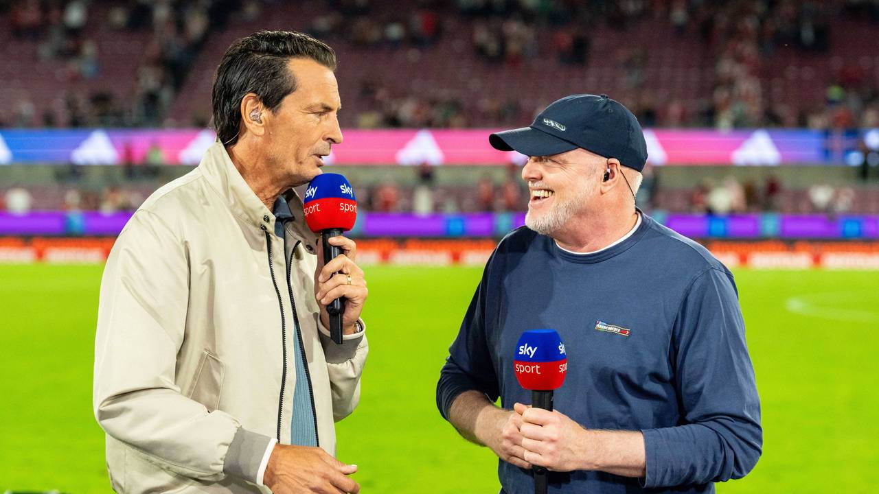 Stefan Raab steht bei Sebastian Hellmann am Sky-Pult.