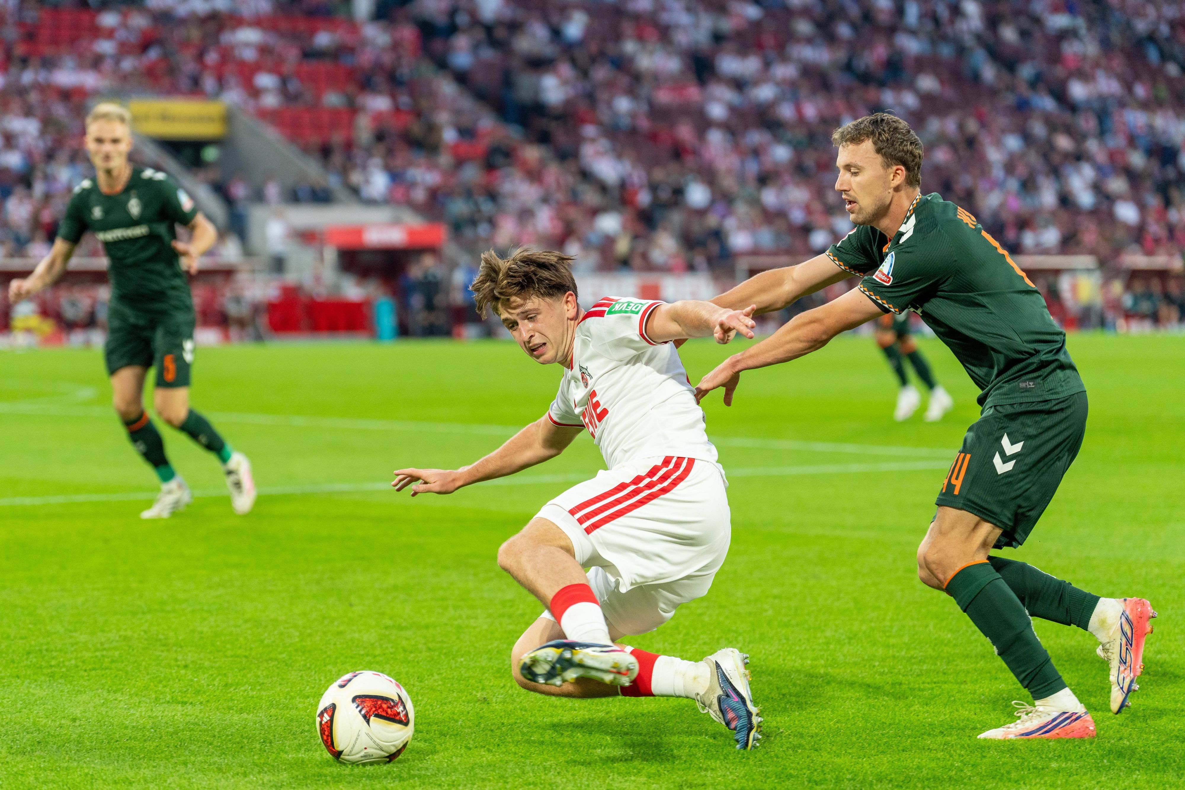 Mikey Moore wird von Youri Regeer zu Boden geschubst.