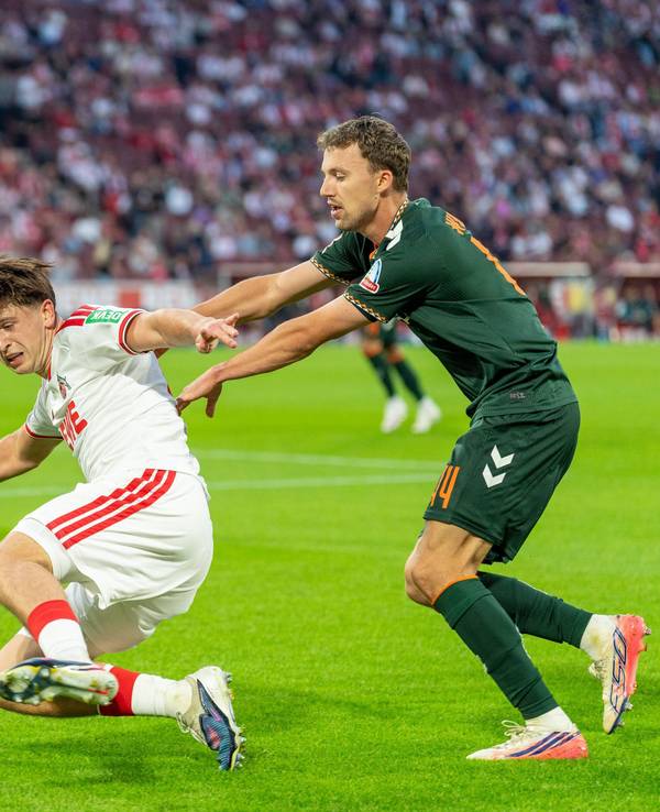 Mikey Moore wird von Youri Regeer zu Boden geschubst.