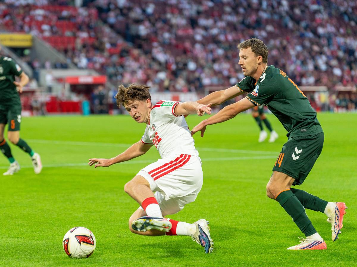 Mikey Moore wird von Youri Regeer zu Boden geschubst.