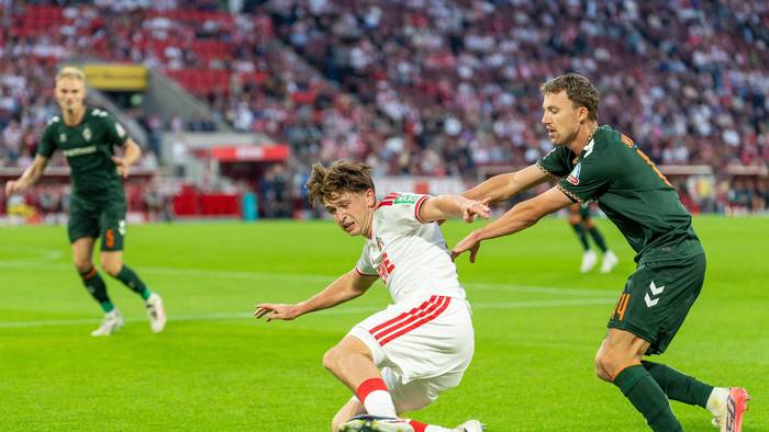 Mikey Moore wird von Youri Regeer zu Boden geschubst.