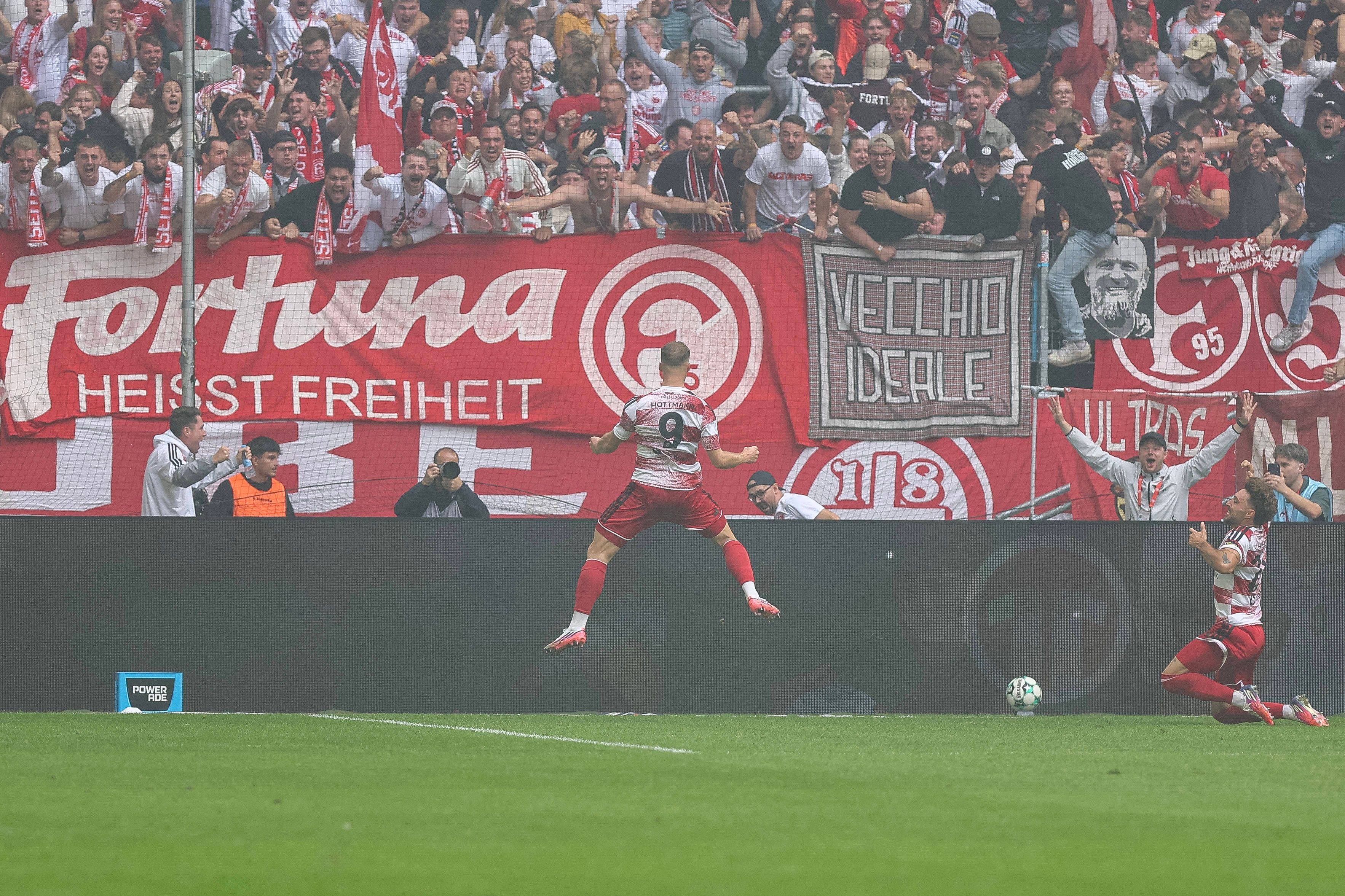 Eric Hottmann feiert sein Tor vor den Fans.