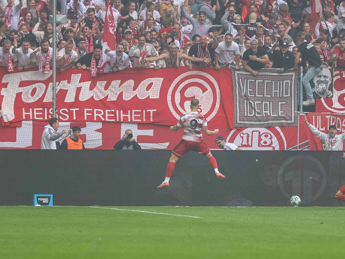 Eric Hottmann feiert sein Tor vor den Fans.