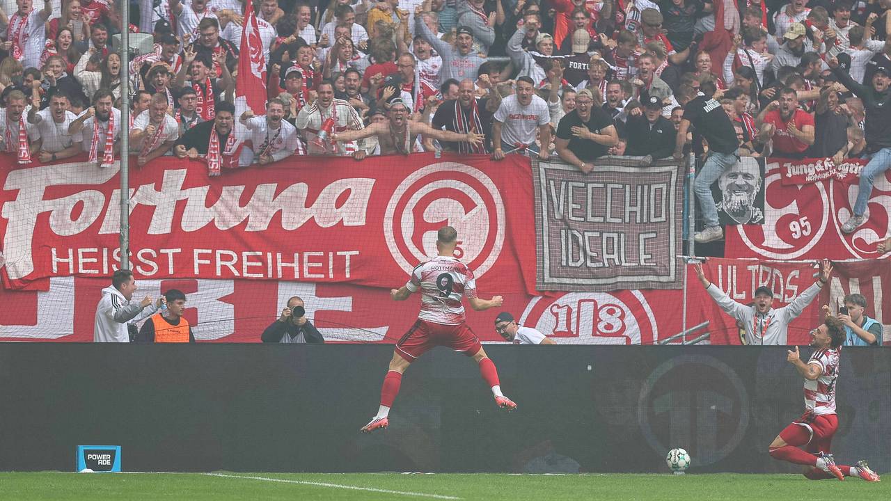 Eric Hottmann feiert sein Tor vor den Fans.