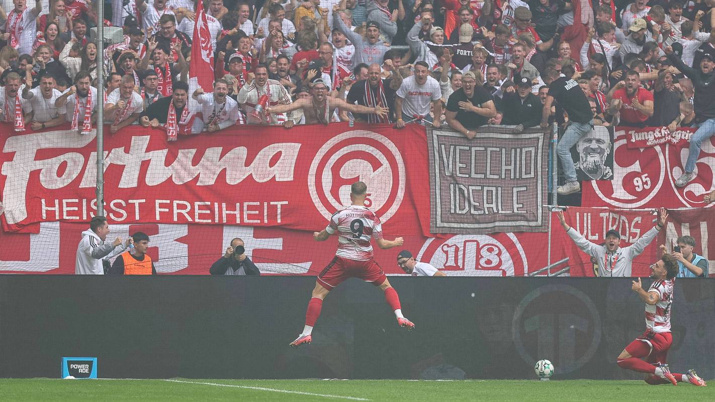 Eric Hottmann feiert sein Tor vor den Fans.
