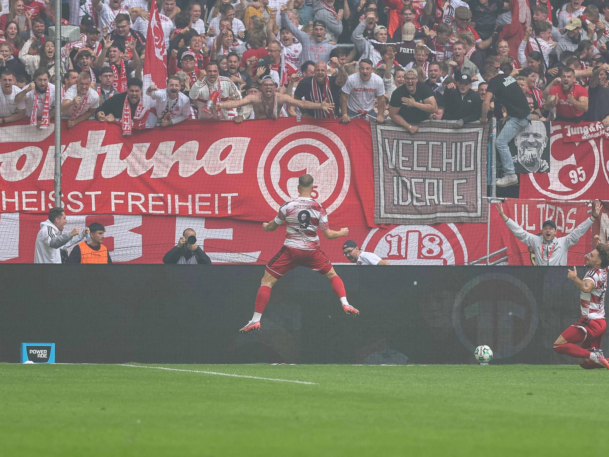 Eric Hottmann feiert sein Tor vor den Fans.