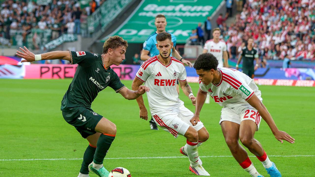 Jahmai Simpson-Pusey und Tom Krauß gegen Bremens Chuki.