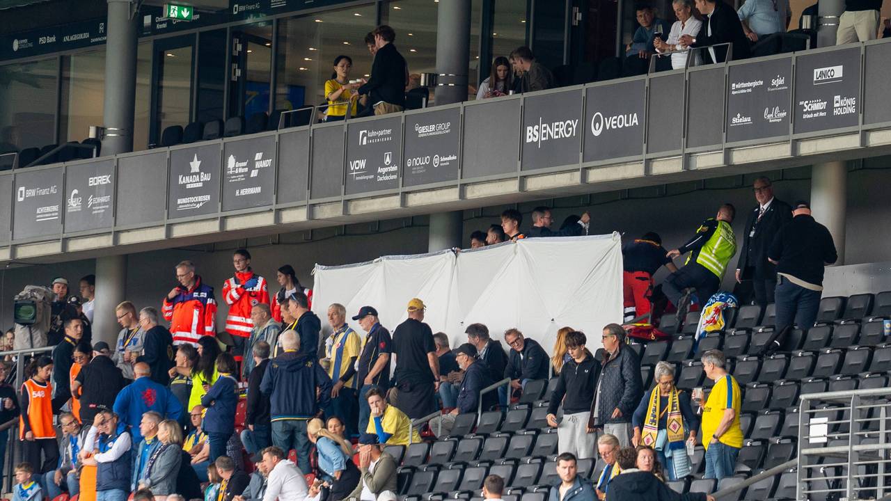 Eine Person wird hinter einem Sichtschutz medizinisch versorgt.