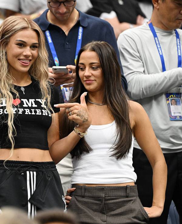 Trinity Rodman zeigt auf ihr T-Shirt, auf dem steht: „I love my boyfriend“.