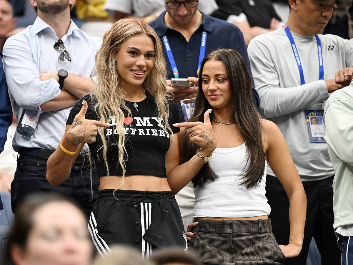Trinity Rodman zeigt auf ihr T-Shirt, auf dem steht: „I love my boyfriend“.