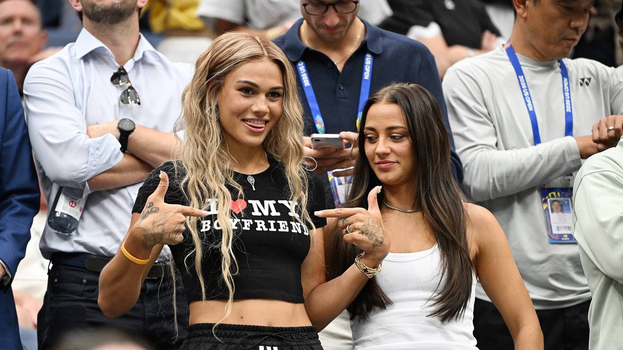 Trinity Rodman zeigt auf ihr T-Shirt, auf dem steht: „I love my boyfriend“.