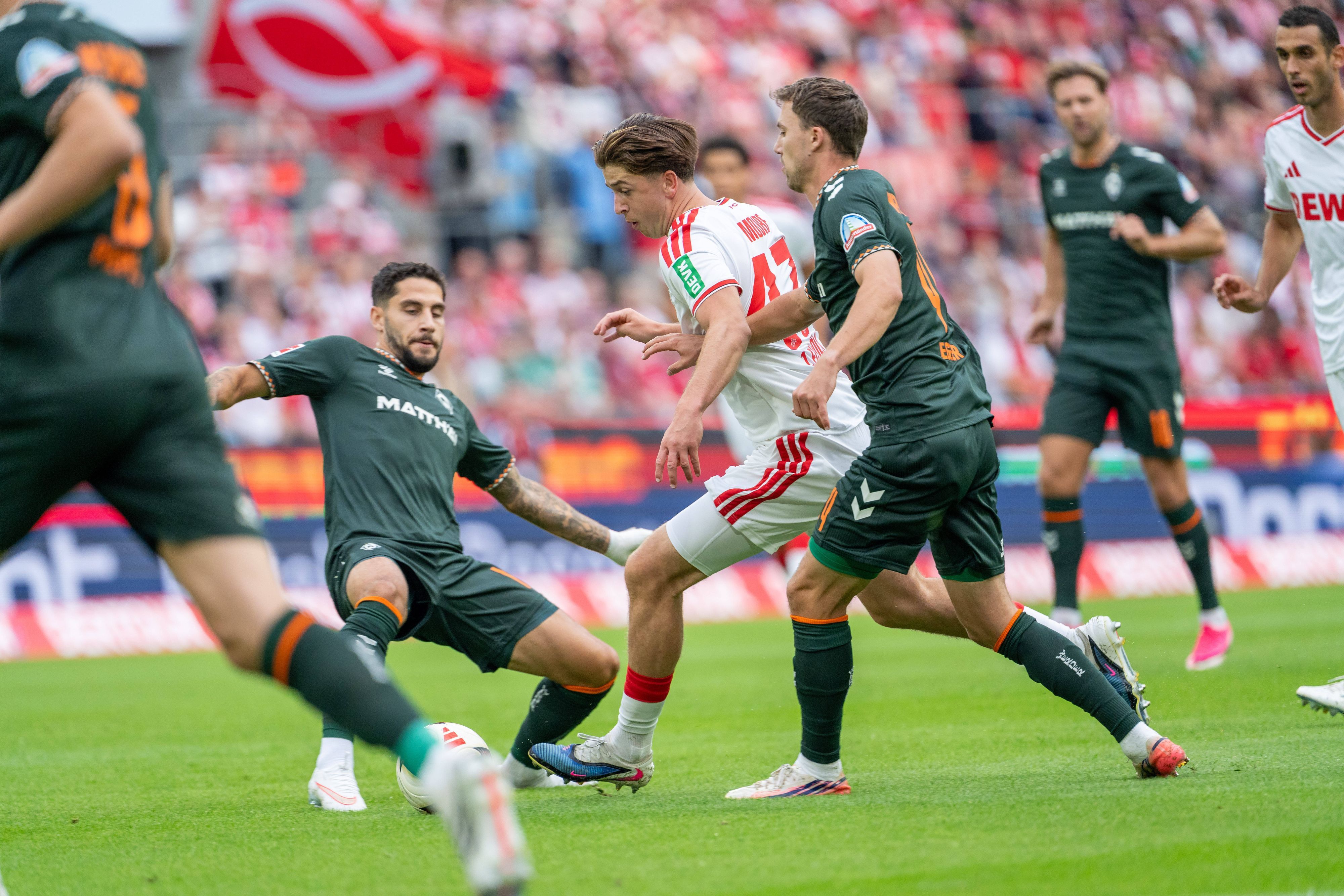 Ludovit Reis (SV Werder Bremen) grätscht gegen Mikey Moore (1. FC Köln).