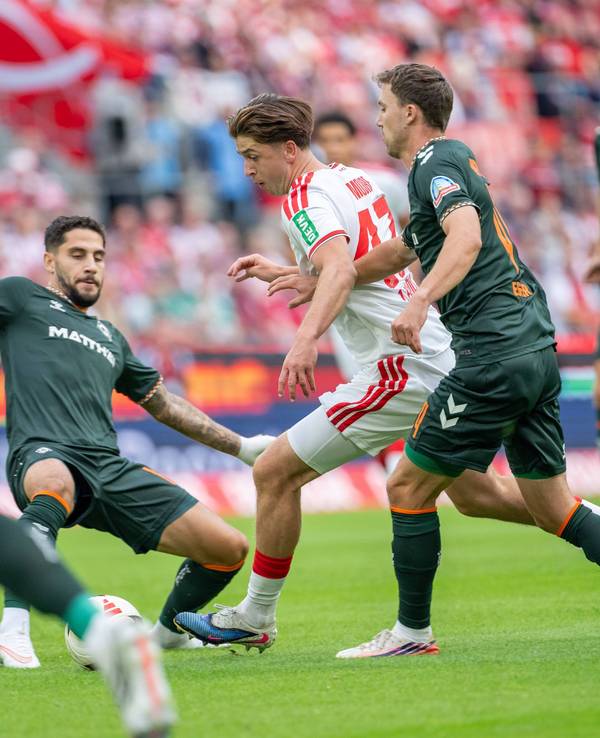 Ludovit Reis (SV Werder Bremen) grätscht gegen Mikey Moore (1. FC Köln).