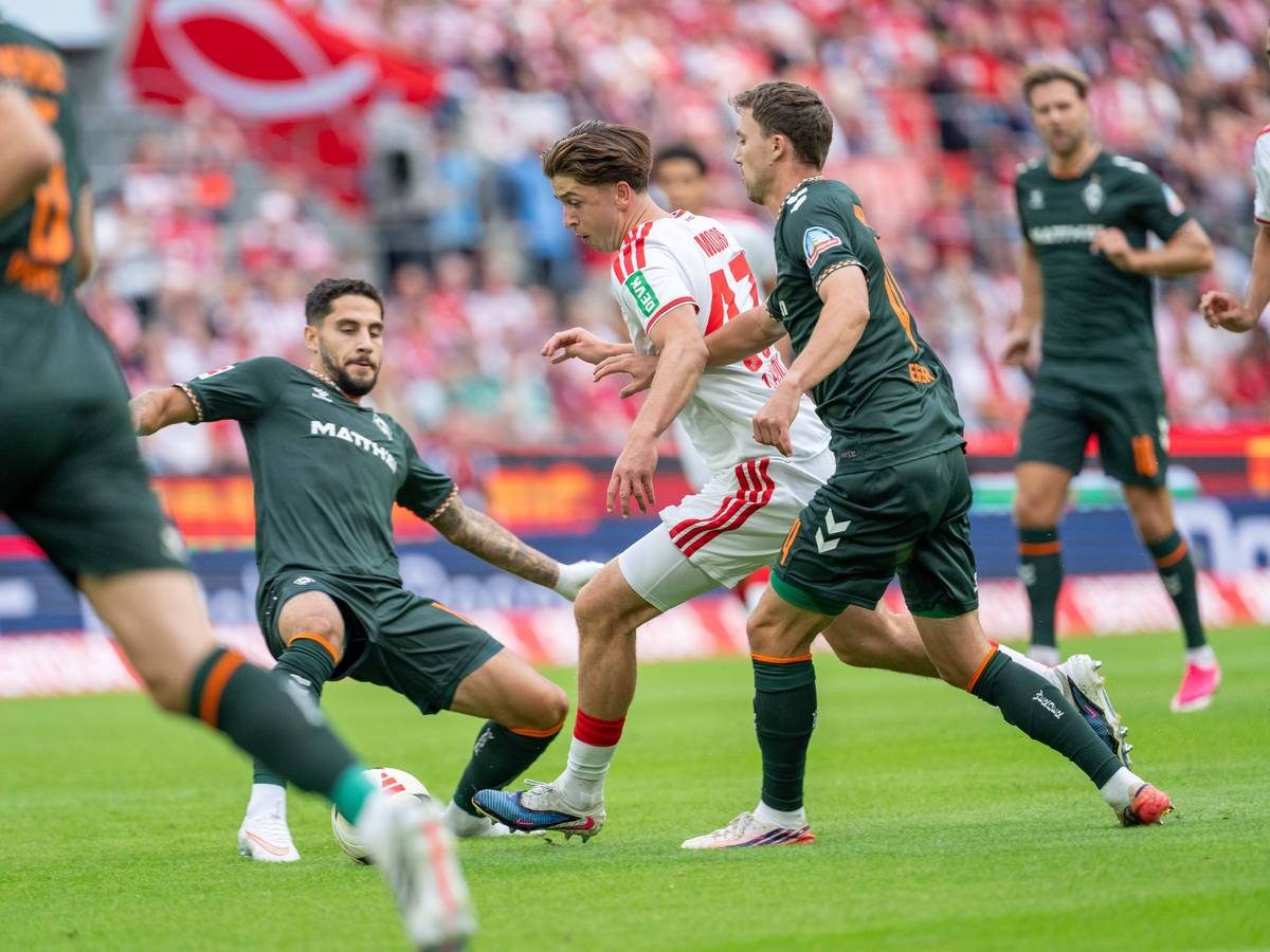 Ludovit Reis (SV Werder Bremen) grätscht gegen Mikey Moore (1. FC Köln).