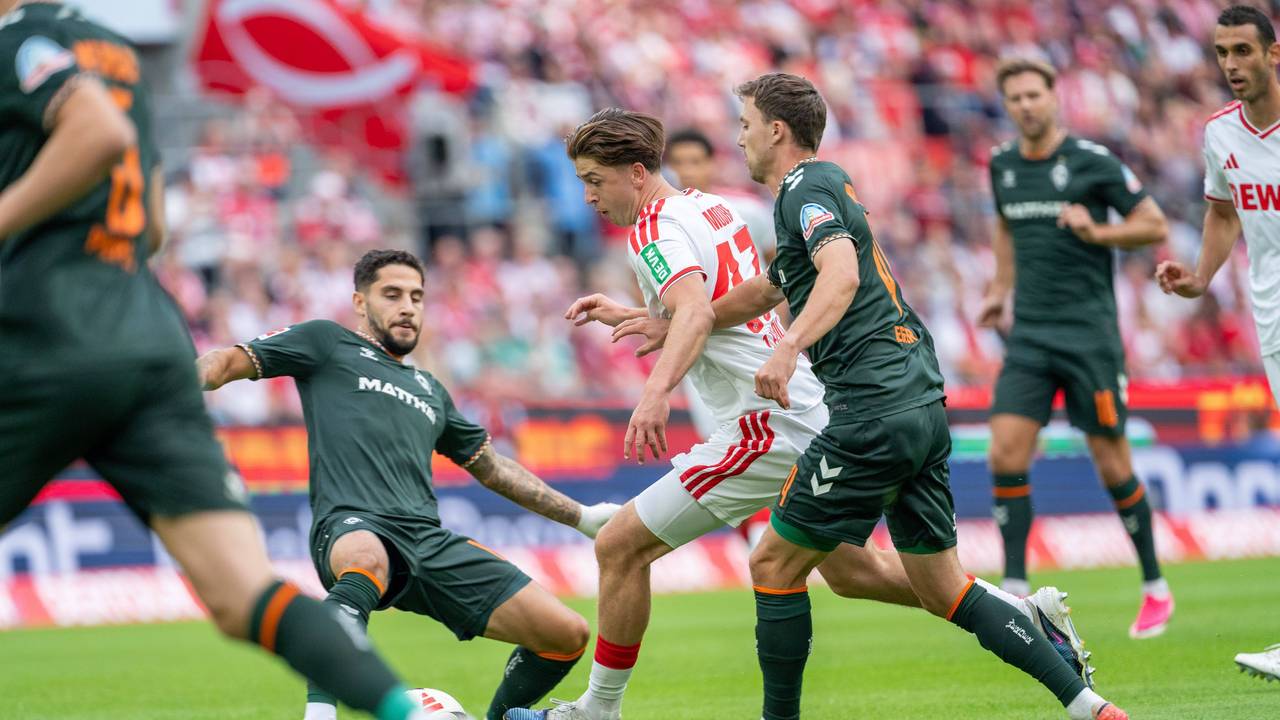 Ludovit Reis (SV Werder Bremen) grätscht gegen Mikey Moore (1. FC Köln).