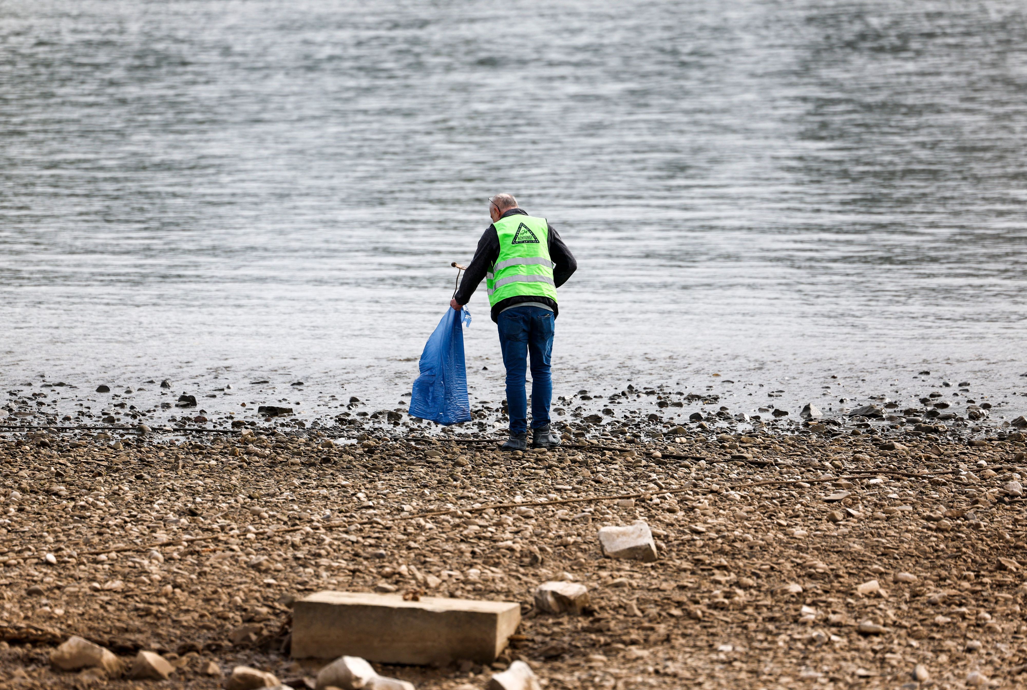 Freiwillige Helfer räumen im Rahmen der Aktion «RhineCleanUp» das Ufer am Rhein in Oberkassel auf.