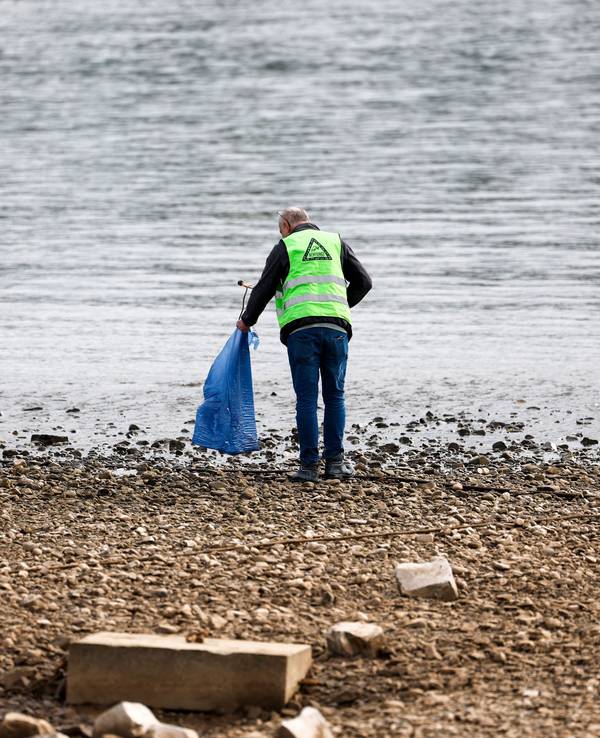 Freiwillige Helfer räumen im Rahmen der Aktion «RhineCleanUp» das Ufer am Rhein in Oberkassel auf.