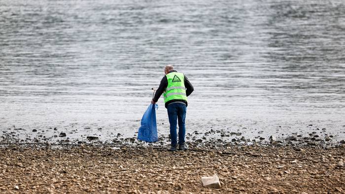 Freiwillige Helfer räumen im Rahmen der Aktion «RhineCleanUp» das Ufer am Rhein in Oberkassel auf.