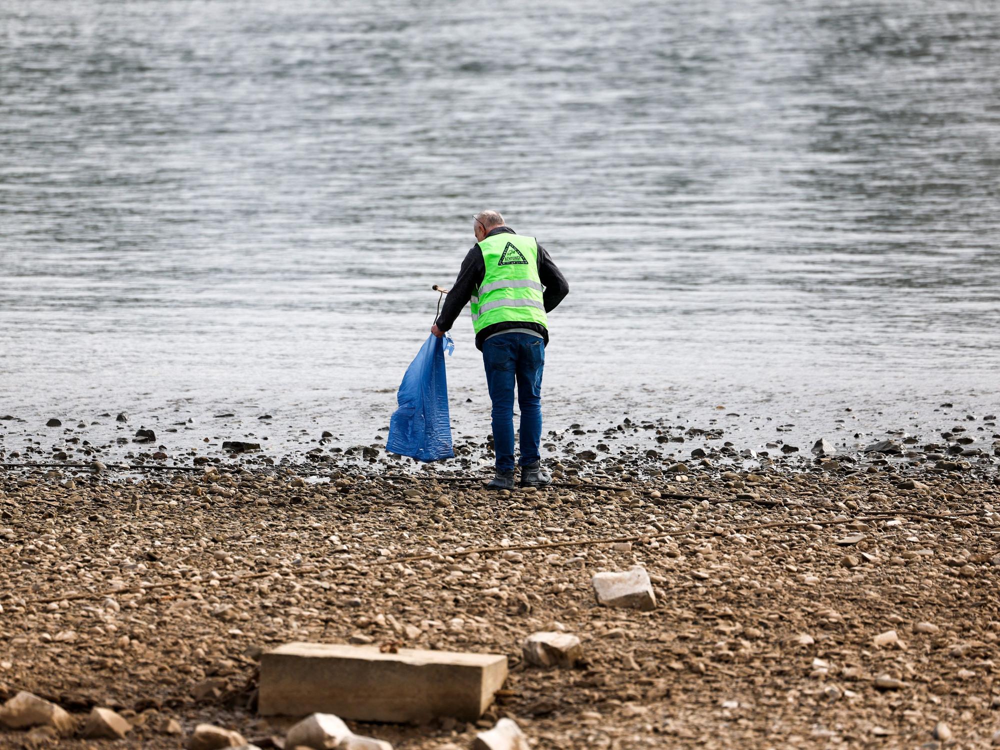 Freiwillige Helfer räumen im Rahmen der Aktion «RhineCleanUp» das Ufer am Rhein in Oberkassel auf.