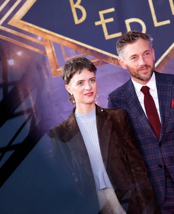 Schauspielerin Liv Lisa Fries und Schauspieler Volker Bruch präsentieren sich den Fotografen.