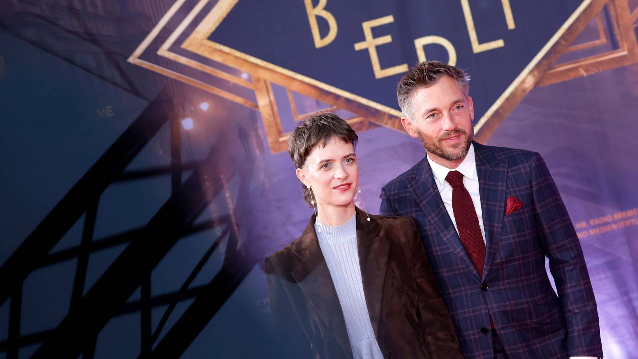 Schauspielerin Liv Lisa Fries und Schauspieler Volker Bruch präsentieren sich den Fotografen.