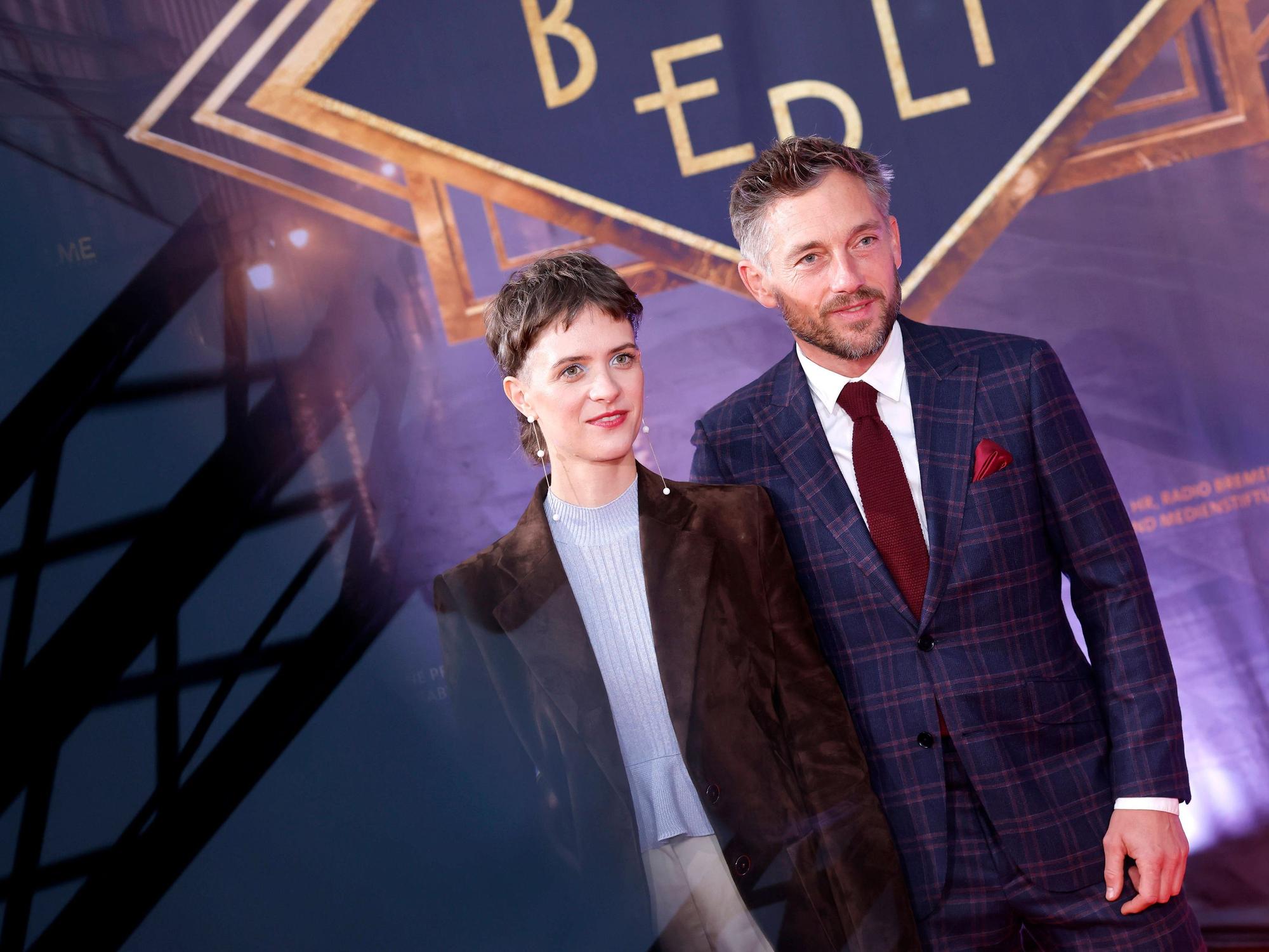 Schauspielerin Liv Lisa Fries und Schauspieler Volker Bruch präsentieren sich den Fotografen.
