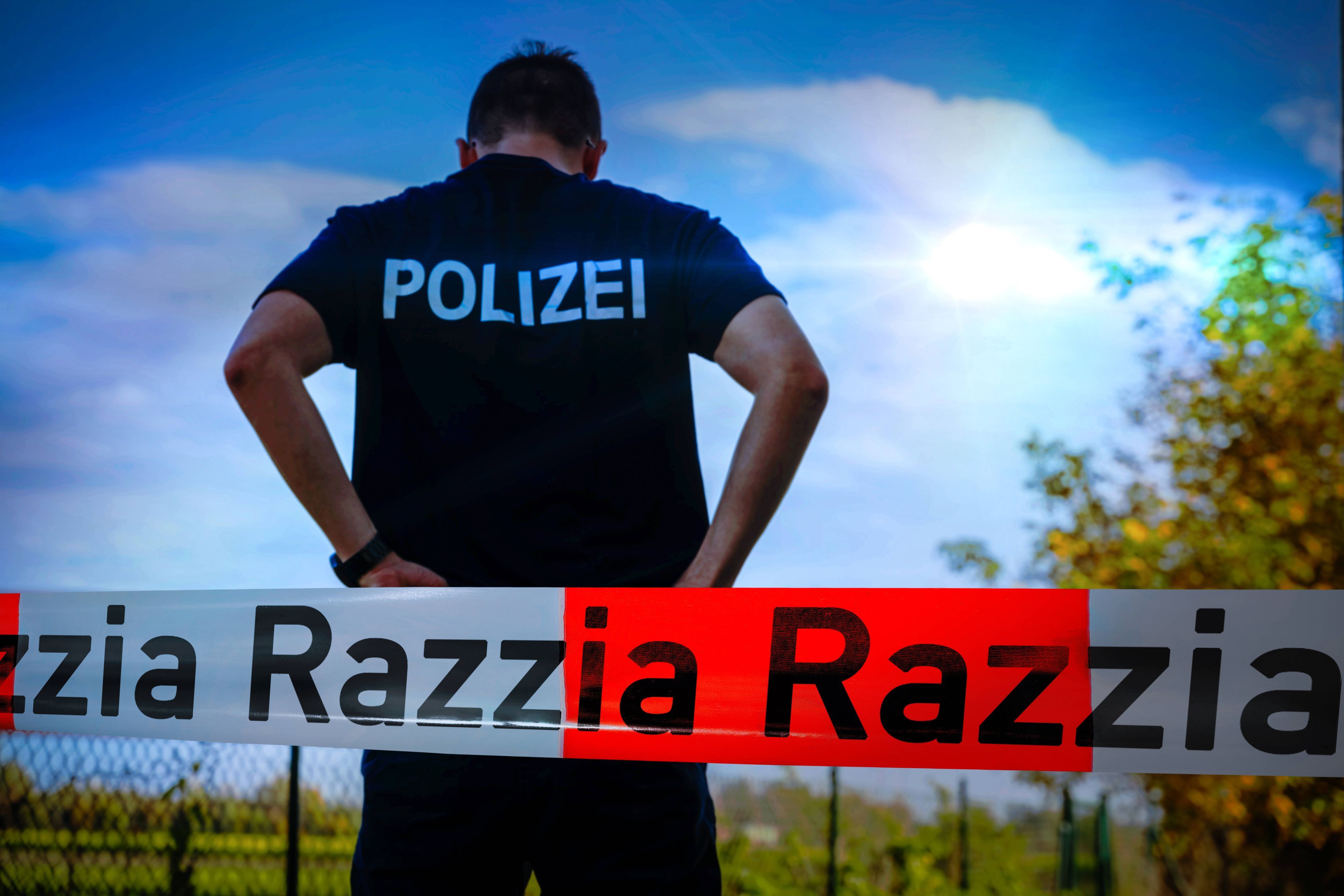 Seit dem Morgen läuft eine großangelegte Razzia mit Schwerpunkt in NRW zu Handybetrug (Symbolbild).
