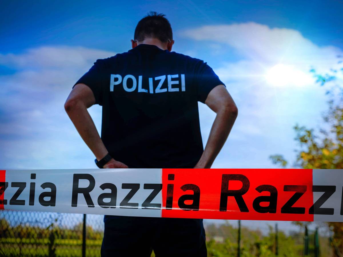 Seit dem Morgen läuft eine großangelegte Razzia mit Schwerpunkt in NRW zu Handybetrug (Symbolbild).