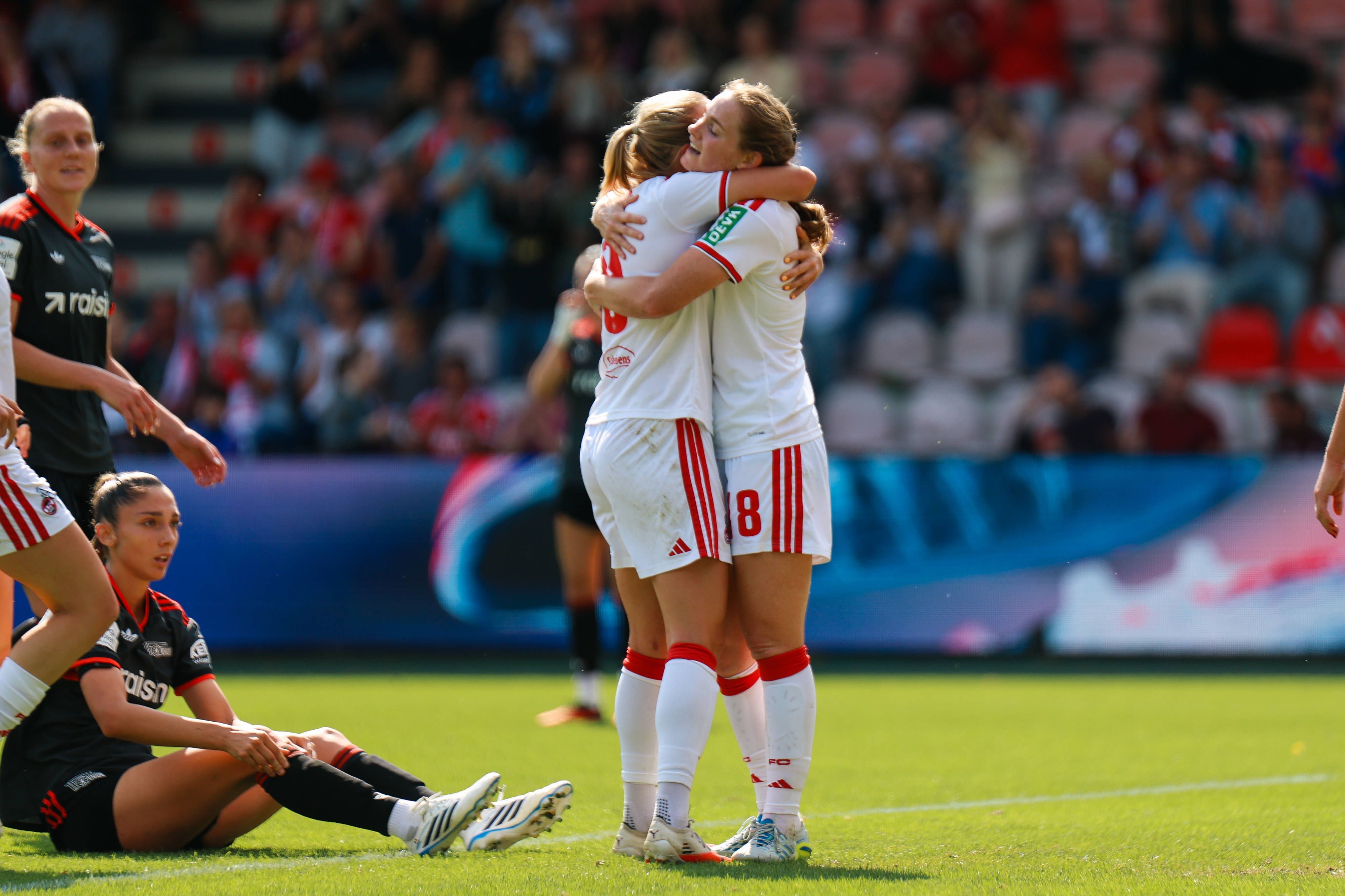 Taylor Ziemer und Pauline Bremer umarmen sich beim Torjubel.