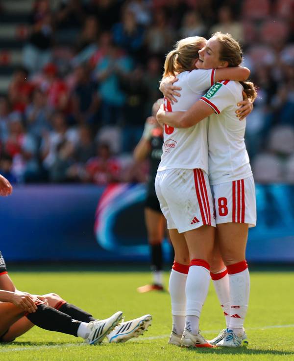 Taylor Ziemer und Pauline Bremer umarmen sich beim Torjubel.