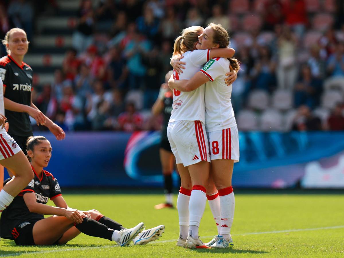 Taylor Ziemer und Pauline Bremer umarmen sich beim Torjubel.