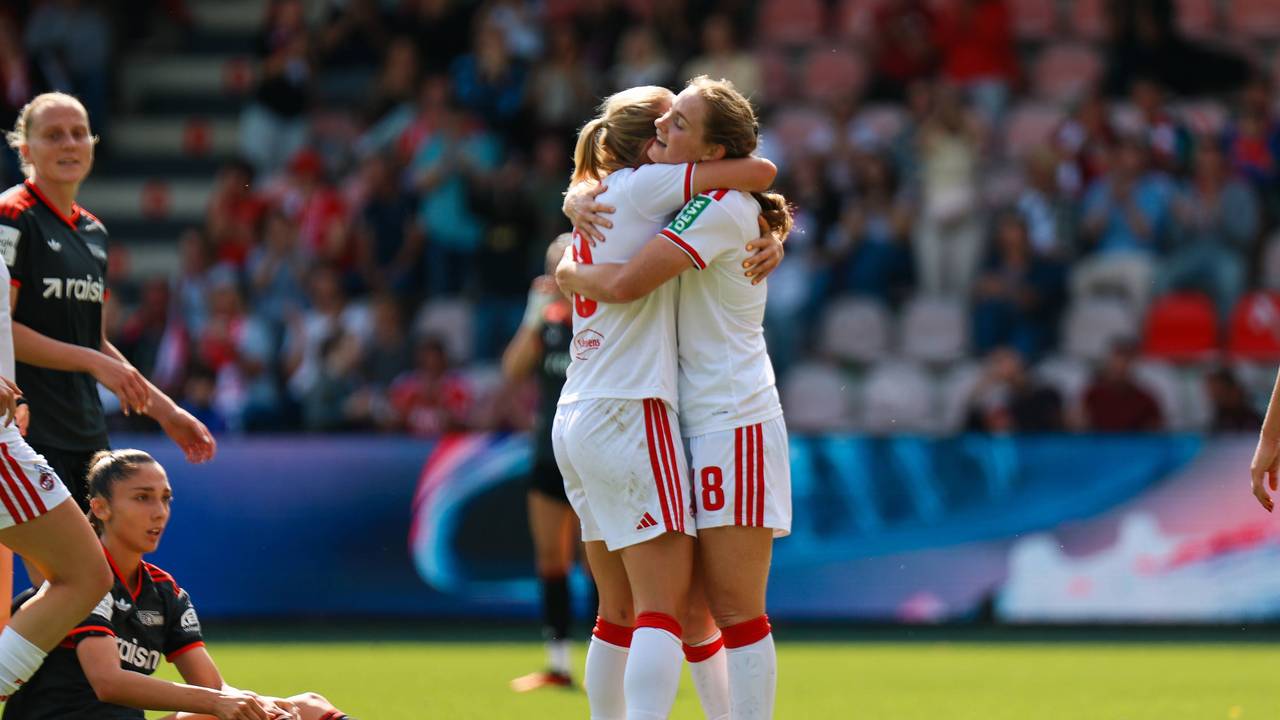 Taylor Ziemer und Pauline Bremer umarmen sich beim Torjubel.