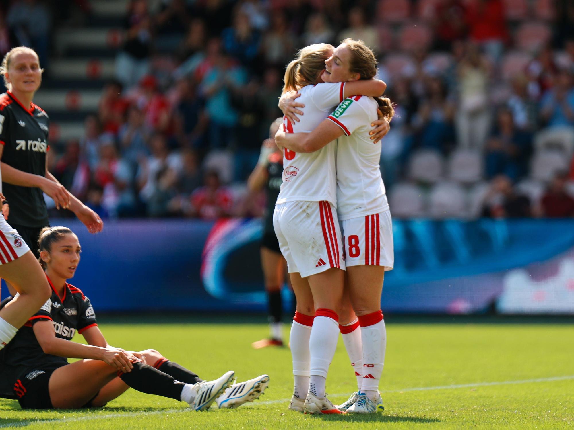 Taylor Ziemer und Pauline Bremer umarmen sich beim Torjubel.
