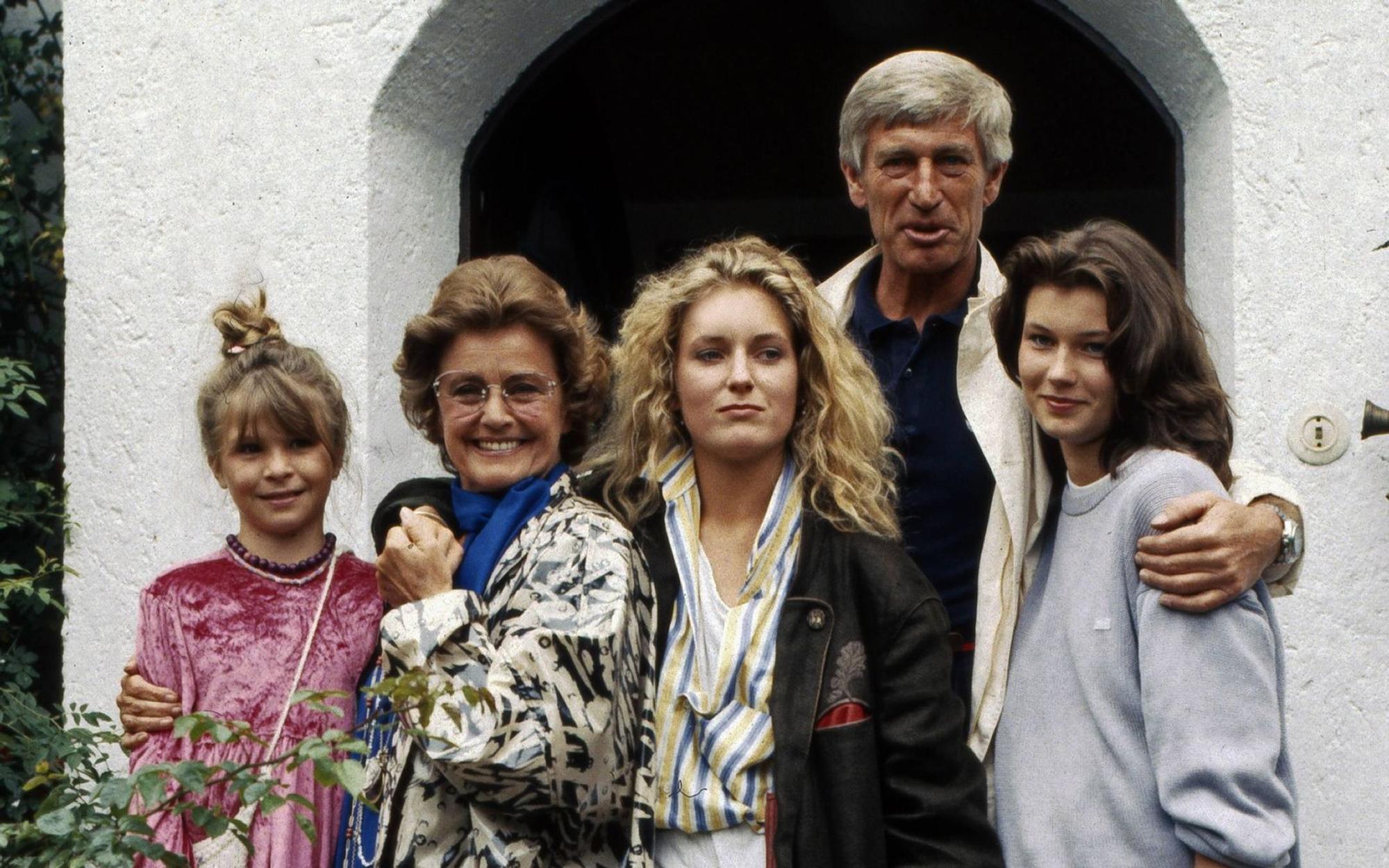 So fing alles an: In der ARD-Serie „Die glückliche Familie“ spielte Maria Furtwängler (Mitte) an der Seite von Maria Schell (zweite von links) und Siegfried Rauch. (Bild: IMAGO / United Archives)