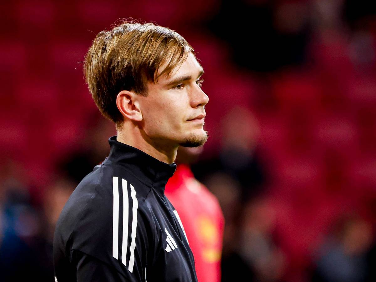 Mark Verkuijl vor einem Spiel von Ajax Amsterdam im Stadion.