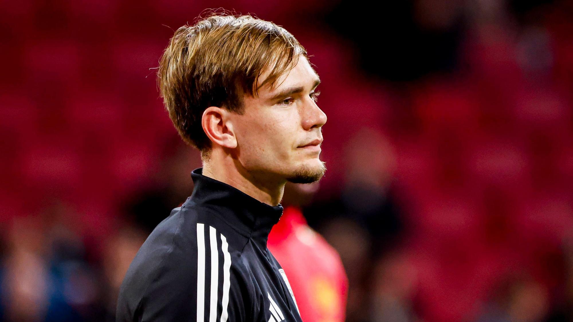 Mark Verkuijl vor einem Spiel von Ajax Amsterdam im Stadion.