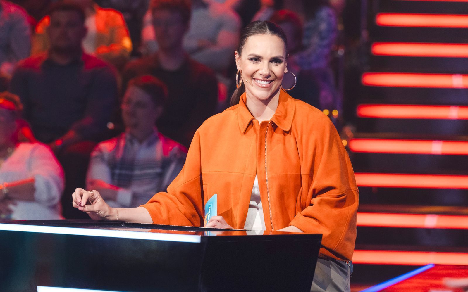 Pünktlich zum Jubiläum von „Die große Maus-Show“ kehrt Esther Sedlaczek als Moderatorin zurück. Während ihrer Schwangerschaft hatte sie sich letztes Jahr von Florian Silbereisen vertreten lassen.  (Bild: WDR/Ben Knabe)