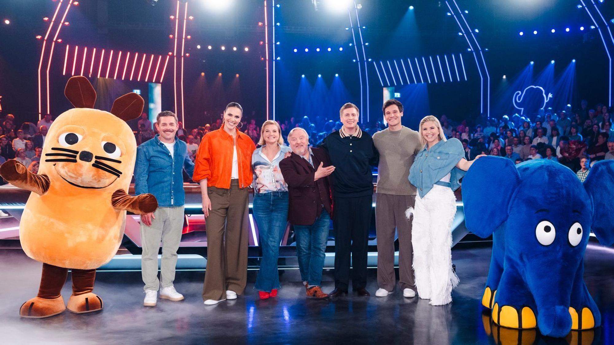 „Die große Maus-Show“ wird 20 Jahre alt. Zur großen Jubiläumsshow begrüßt Moderatorin Esther Sedlaczek (Zweite von links) nicht nur die Maus und den Elefanten, sondern auch prominente Rate-Gäste (von links: Klaas Heufer-Umlauf, Annette Frier, Axel Prahl, Till Reiners, Wincent Weiss und Beatrice Egli). (Bild: WDR/Ben Knabe)