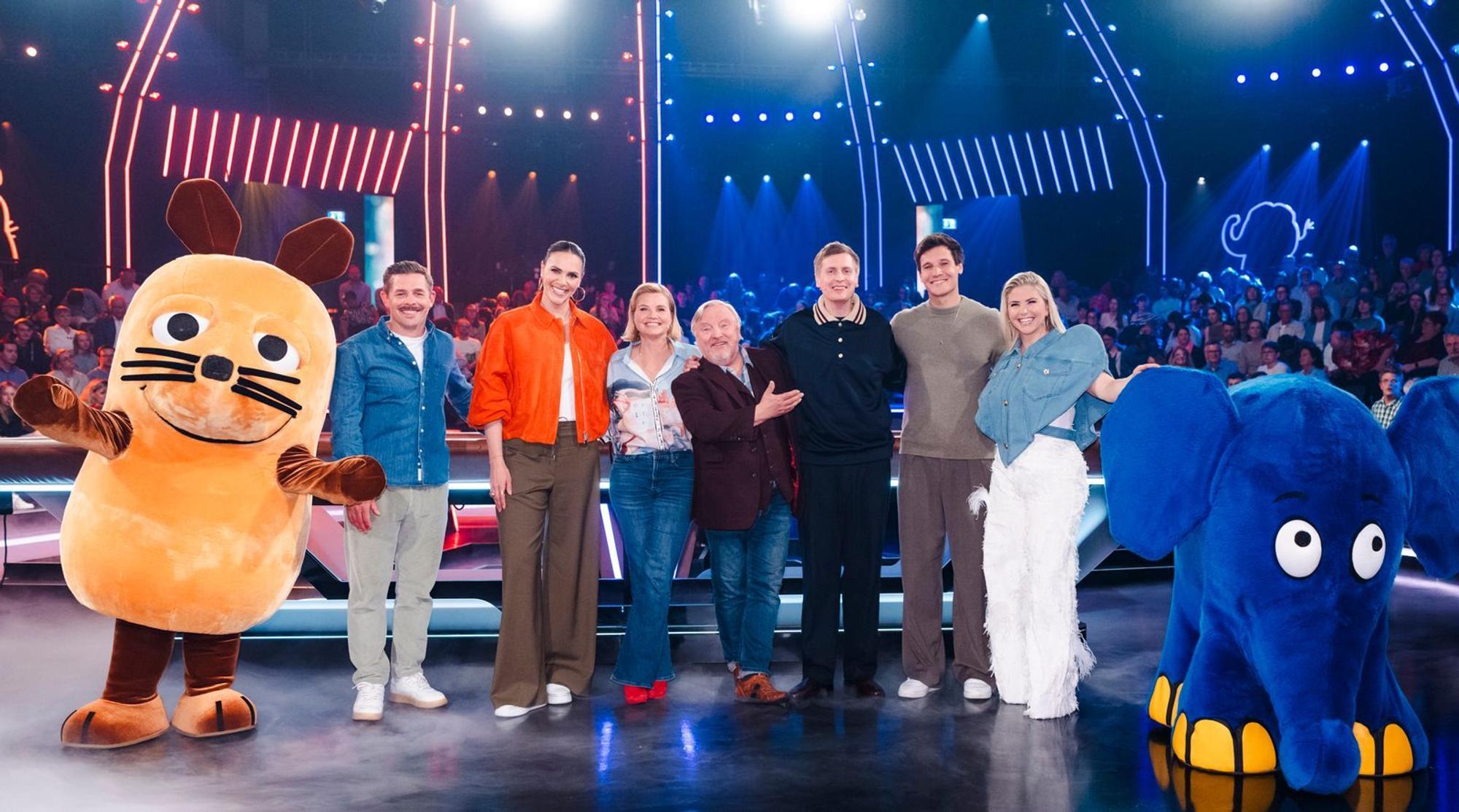 „Die große Maus-Show“ wird 20 Jahre alt. Zur großen Jubiläumsshow begrüßt Moderatorin Esther Sedlaczek (Zweite von links) nicht nur die Maus und den Elefanten, sondern auch prominente Rate-Gäste (von links: Klaas Heufer-Umlauf, Annette Frier, Axel Prahl, Till Reiners, Wincent Weiss und Beatrice Egli). (Bild: WDR/Ben Knabe)