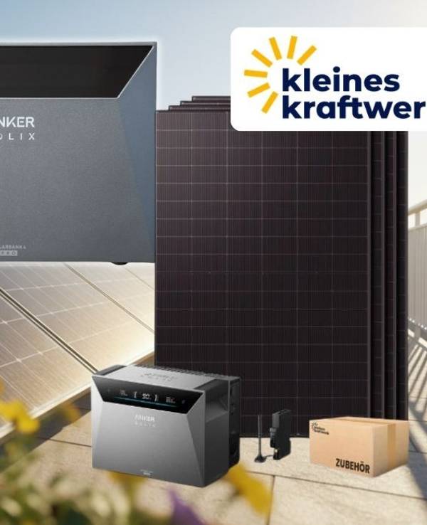 Kleines Kraftwerk Balkonkraftwerk-Set mit Anker SOLIX Solarbank 4 Pro Speicher und Solarmodulen vor Hintergrund einer Dachterrasse mit Stadtkulisse und sonnigem Himmel.